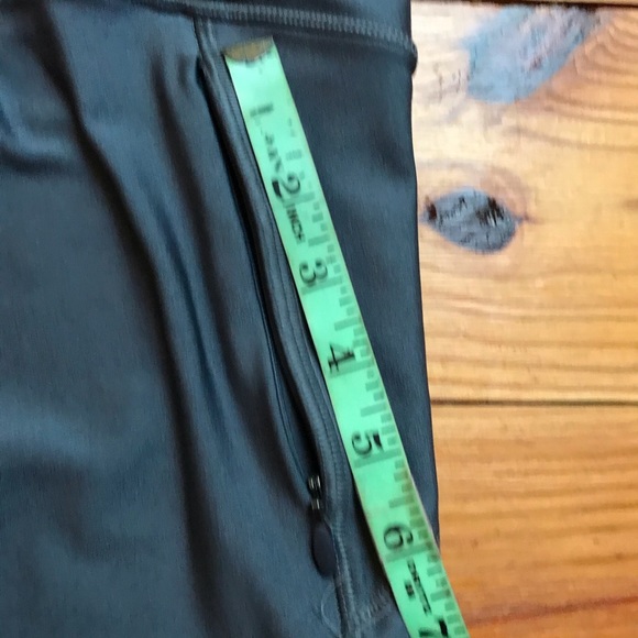 Under Armour Grey Capris Running Leggings, EUC, S - Picture 6 of 12